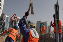 في قطر: عامل نيبالي يموت كل يومين 