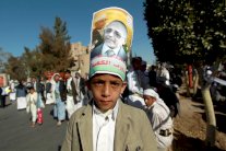 حاشد تنقلب على آل الاحمر وتوقع إتفاق صلح مع الحوثيين 