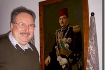 الملك أحمد فؤاد والعائلة الملكية يتابعون ما ينشر عنهم