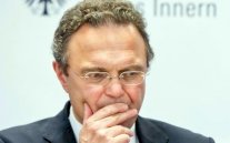 استقالة وزير في حكومة ميركل لاتهامه بافشاء سرية تحقيق قضائي 