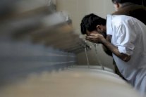 أعمال الكراهية ضد مسلمي بريطانيا تدفعهم إلى العزلة