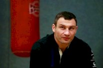 زعيم معارض يدعو النساء والاطفال لاخلاء ساحة ميدان ومقتل شرطي في كييف