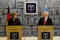 بيريز يشيد بانغيلا ميركل ويشبهها ببن غوريون