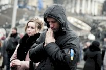 مطار سيمفيروبول بشبه جزيرة القرم مفتوح ومسلحون يقومون بدوريات