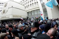 صدامات في القرم بين أوكرانيين موالين لروسيا وأنصار السلطة الجديدة