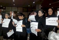 نساء العراق يرتدين السواد احتجاجًا على قانون الأحوال الجعفري 