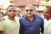 الملك محمد السادس بأزياء شبابية في ساحل العاج