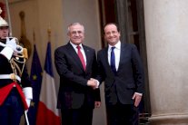 سليمان من باريس: اللاجئون السوريون خطر وجودي على لبنان