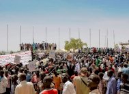 الشرطة السودانية تطلق قنابل الغاز على المشاركين في جنازة متظاهر 