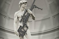 تمثال مايكل انجلو يحمل السلاح