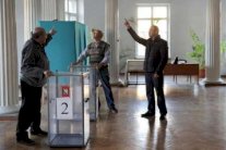 القرم تصوت لصالح الانضمام الى روسيا والغرب يرفض