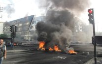 قطع طرق في لبنان ردا على قطع طريق بلدة حدودية مع سوريا