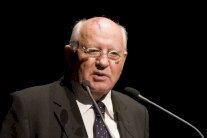 غورباتشيف يرحب باستفتاء القرم وينتقد العقوبات