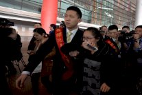 اقارب ضحايا الطائرة الماليزية يتظاهرون نحو سفارة ماليزيا في بكين