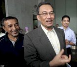 انور ابراهيم يتهم كوالالمبور باخفاء معلومات بشأن الطائرة الماليزية 