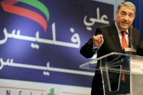 مقاطعون للانتخابات الرئاسية بالجزائر يعترضون تجمعا لانصار بن فليس