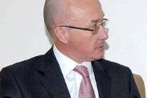 سفير بريطانيا في الرياض يقود مراجعة 