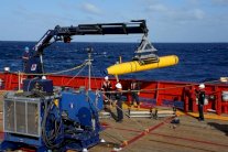 غواصة إلى اعماق المحيط لتتبع الاشارات الصوتية للماليزية