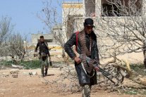 مقاتلون سوريون يضمدون جروحهم في عرسال