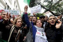 الرئاسة الجزائرية: أغنياء بطائرات خاصة وفقراء يشكون