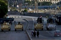 الأمن المصري يحبط محاولات اشعال النيران في مدرعة شرطة