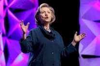  إطلاق سراح امرأة قذفت هيلاري كلينتون بحذاء