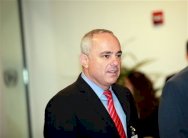 وزير اسرائيلي يحذر كيري من 