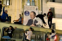 أنصار بوتفليقة يحتفلون بفوزه