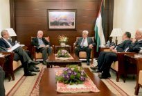 الفلسطينيون يحيون جهود المصالحة ومفاوضات السلام معطلة