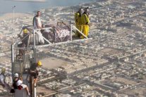 رقم قياسي دولي بالقفز من برج خليفة الأعلى بالعالم