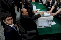 بوتفليقة يدلي بصوته وهو على كرسي متحرك 