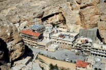 الأسد يزور معلولا والمعارضون يشنون هجومًا مضادًا في حمص