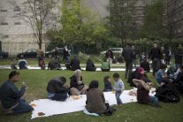 لاجئون سوريون يعيشون في حديقة عامة في ضواحي باريس