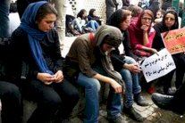 عائلات السجناء السياسيين الإيرانيين تندّد بروحاني أمام مكتبه 