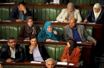 سياسيو تونس يحاولون ردم هوة الخلافات حول القانون الإنتخابي