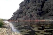 بقعة زيت تغطي دجلة وتحرم سكان العاصمة العراقية من المياه 