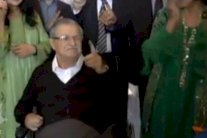 طالباني يدلي من على كرسي متحرك بصوته في ألمانيا