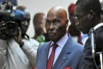 عبدالله واد عاد إلى السنغال ليساند ابنه المسجون