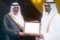 الأمير متعب يتسلم جائزة الشيخ زايد نيابة عن العاهل السعودي