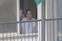 حسني مبارك يلوّح من شرفته للمحتفلين بعيد ميلاده