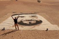 وتمت لوحة الشيخ زايد الرملية بصحراء دبي