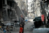 المقاتلون الخارجون من حمص يتأقلمون مجددًا مع نمط الحياة العادية