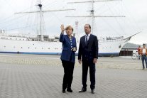  ميركل وهولاند... رحلات وسهرات لبحث ملفات