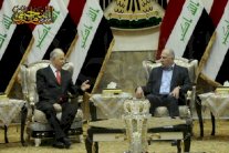 سياسيو العراق يبدأون مباحثات جس نبض عشية نتائج الانتخابات