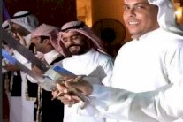 رونالدو بالزي الكويتي يرقص بالسيف