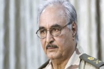 حفتر يرفض مبادرة الحكومة الموقتة: لا تراجع 