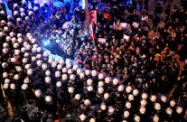 الشرطة تطلق الغاز المسيل للدموع على مئات المحتجين في تركيا