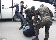 اقالة مستشار لاردوغان بعد ضربه متظاهرا