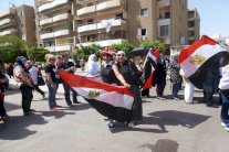 رقص جماعي لمؤيدي السيسي أمام مقرات الاقتراع