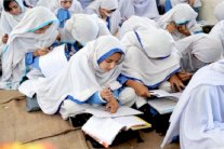 باكستانية تزوجت من عشيقها... فرجمت حتى الموت